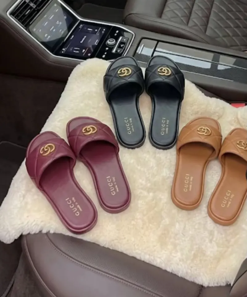 Sandales Plates Femme à Logo Doré – Cuir Matelassé (Plusieurs Coloris) – photo 4