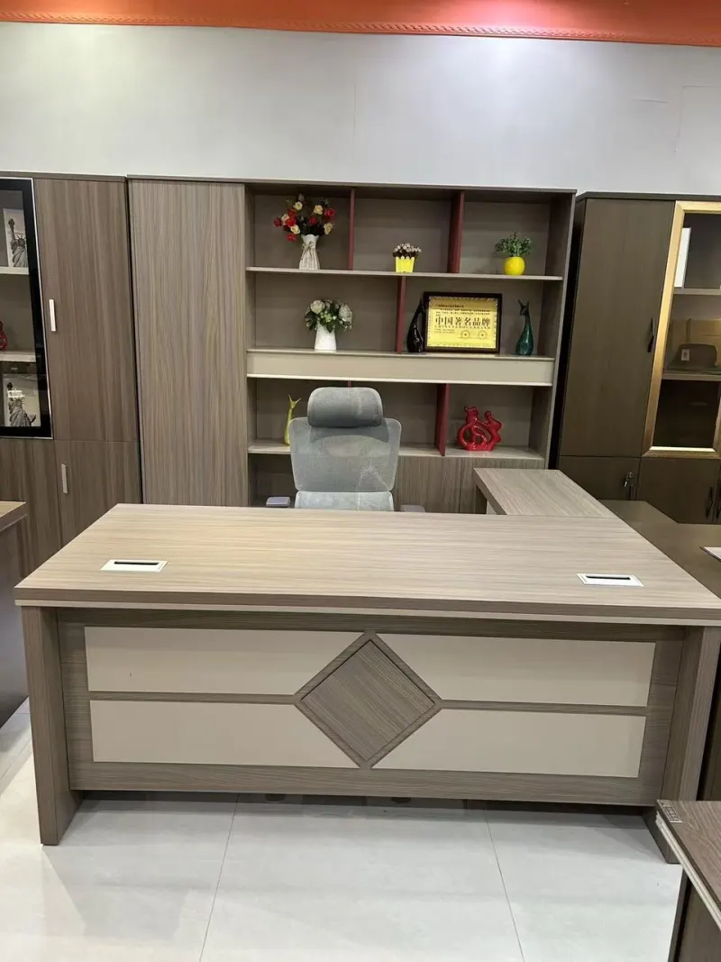 Bureau de Direction en L – Chêne Clair & Façade Crème à Losange