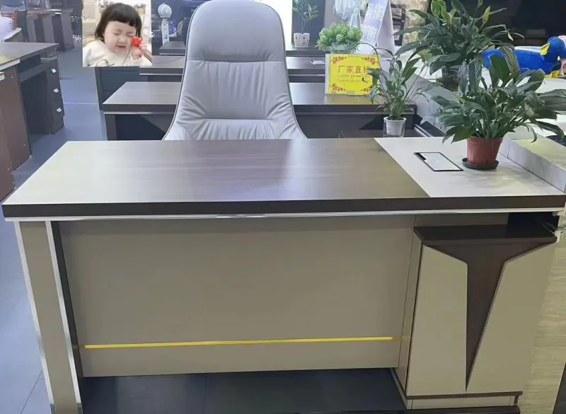 Bureau de direction 1,40 m gris et crème – Liseré doré avec caisson