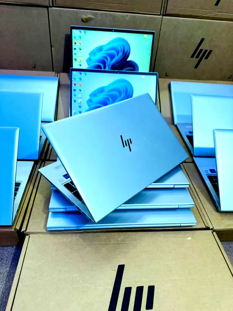 Ordinateur portable HP EliteBook argenté sous Windows 11 – photo 1
