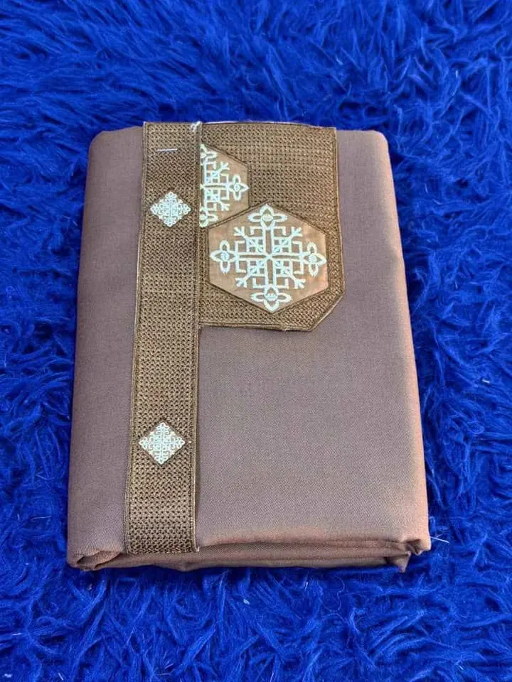 Tissu brodé – photo 4