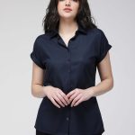 Blouse bleu marine pour femme à manches courtes et boutons