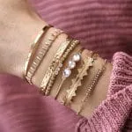 Ensemble de sept bracelets fantaisie dorés pour femme