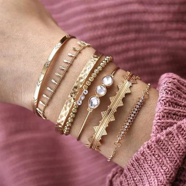 Ensemble de sept bracelets fantaisie dorés pour femme