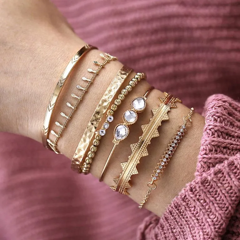 Ensemble de sept bracelets fantaisie dorés pour femme