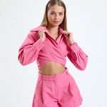 Ensemble décontracté pour femme avec t-shirt blanc et short rose