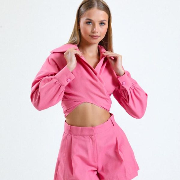 Ensemble décontracté pour femme avec t-shirt blanc et short rose