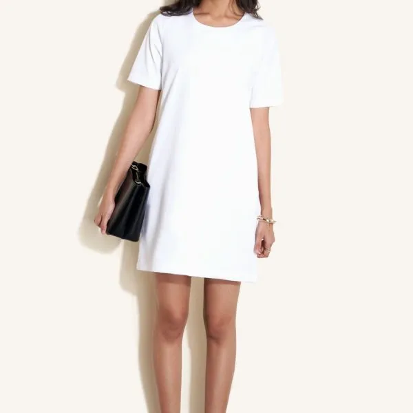 Robe blanche unie à coupe droite, manches courtes et col rond