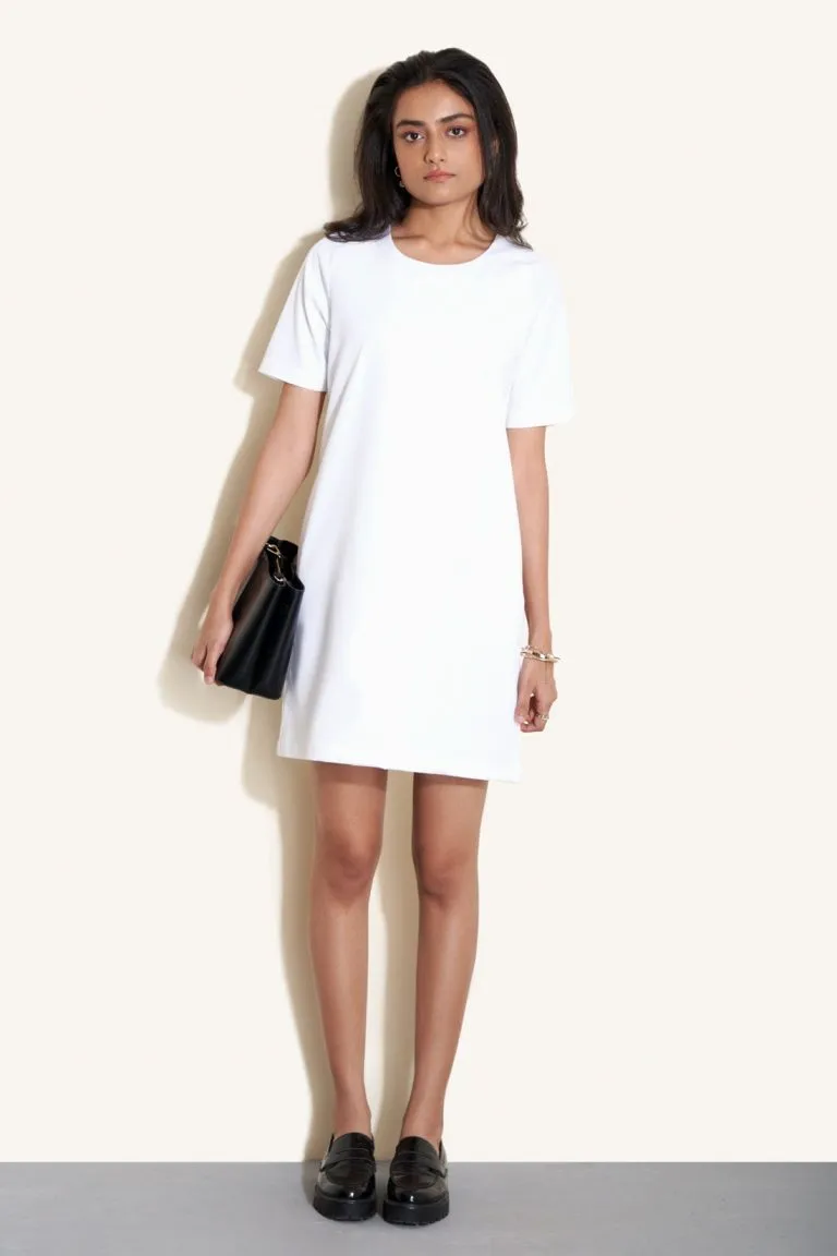 Robe blanche unie à coupe droite, manches courtes et col rond