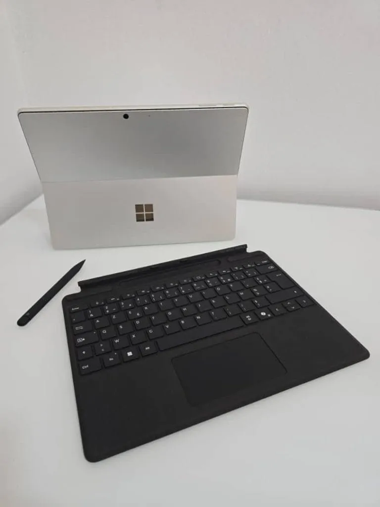 Microsoft Surface Pro 9 intel Cor i5 – 256GB 8GB RAM (avec Stylo)