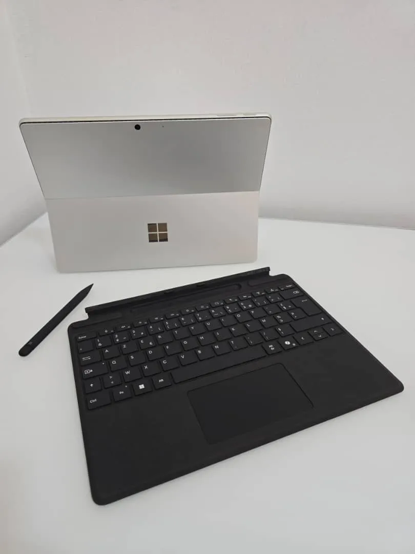 Microsoft Surface Pro 9 intel Cor i5 – 256GB  8GB RAM (avec Stylo) – Image 2