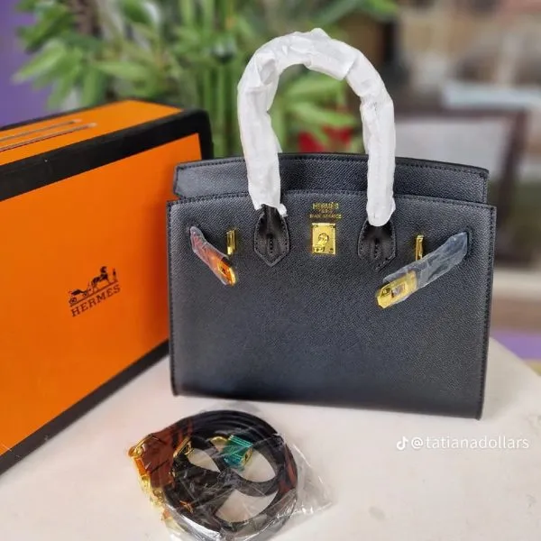 Sac à main femme structuré noir avec fermoir doré et bandoulière
