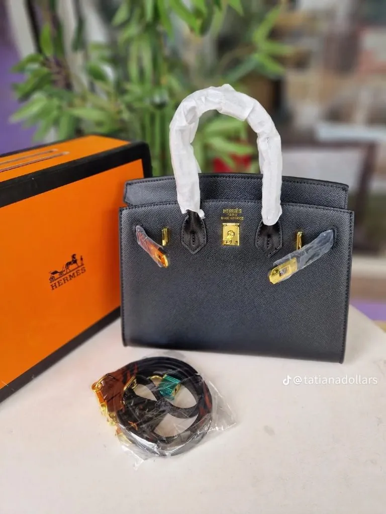 Sac à main femme structuré noir avec fermoir doré et bandoulière