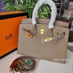 Sac à main femme structuré taupe avec fermoir doré et bandoulière