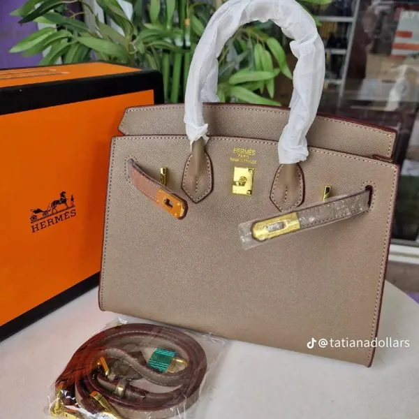 Sac à main femme structuré taupe avec fermoir doré et bandoulière