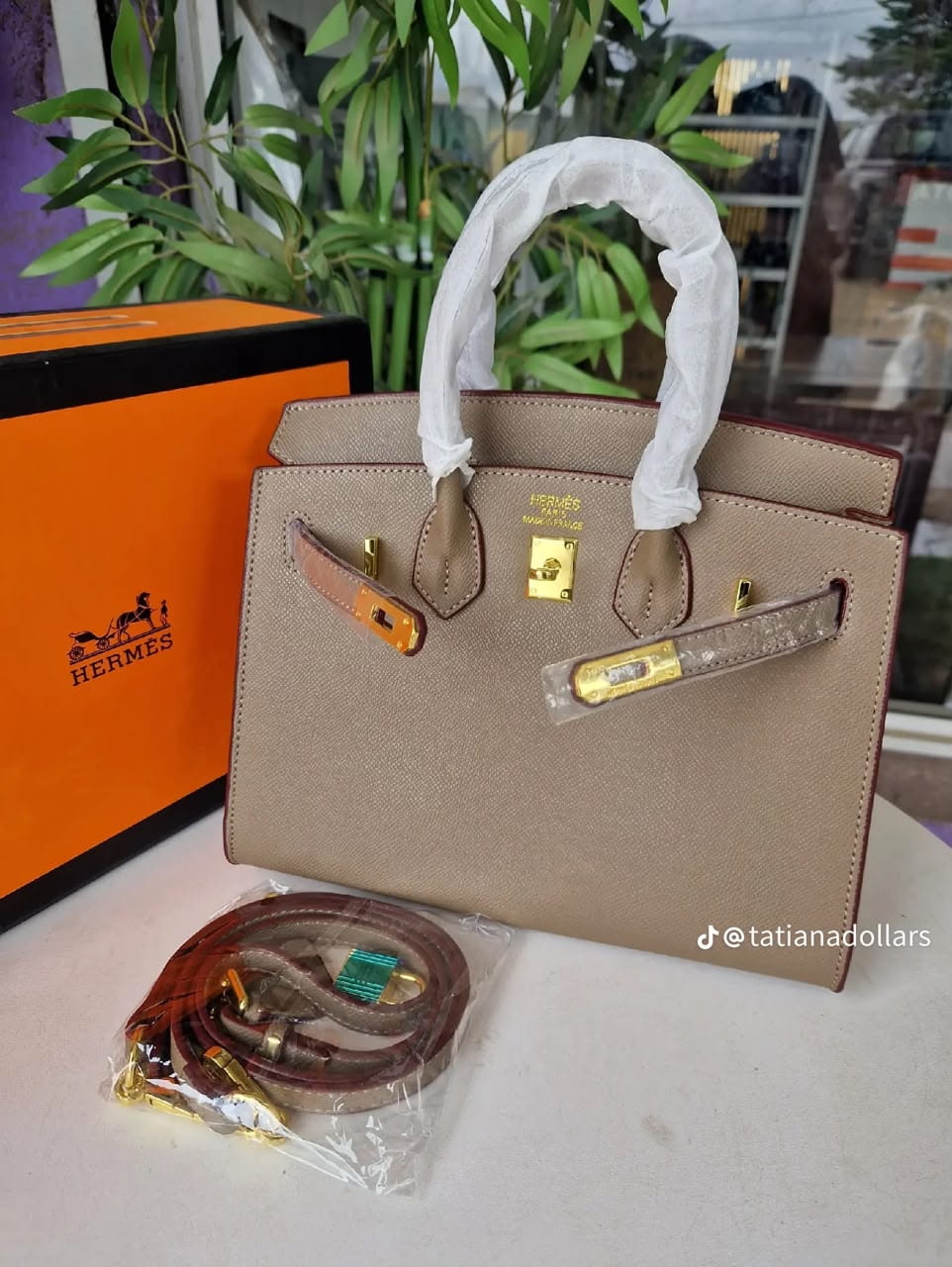 Sac à Main Structuré Taupe Sac à main femme structuré taupe avec fermoir doré et bandoulière