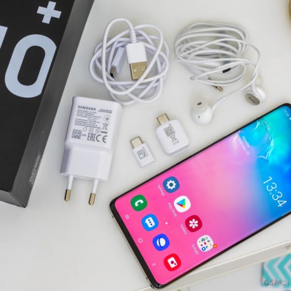 Samsung Galaxy S10 Plus avec carton, chargeur, câble et écouteurs