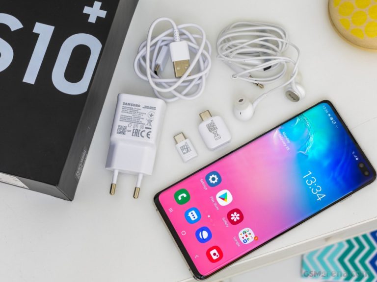 Samsung Galaxy S10 Plus avec carton, chargeur, câble et écouteurs