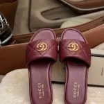 Sandales plates femme à logo doré