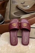 Sandales plates femme à logo doré