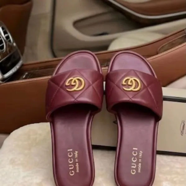 Sandales plates femme à logo doré