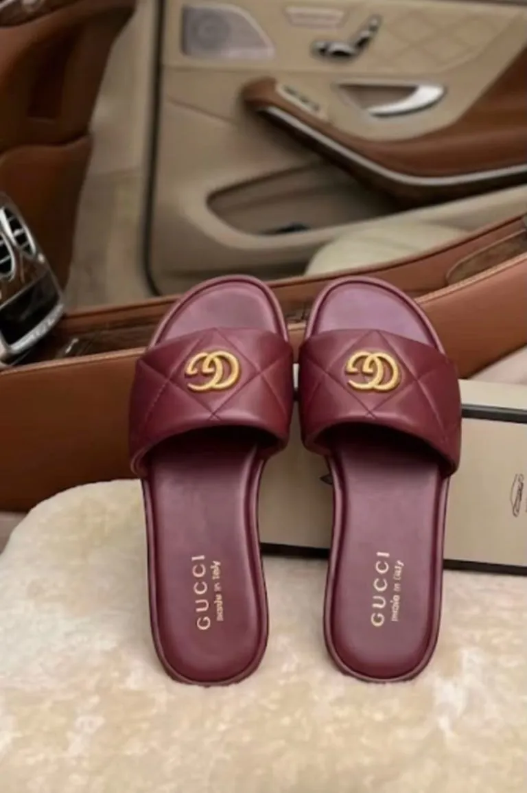 Sandales plates femme à logo doré