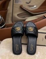 Sandales plates femme à logo doré