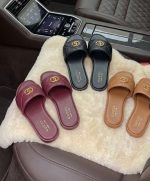 Sandales plates femme à logo doré - coloris