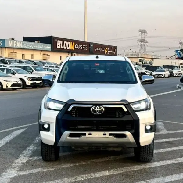 Toyota Hilux Adventure 2022 blanc - vue avant