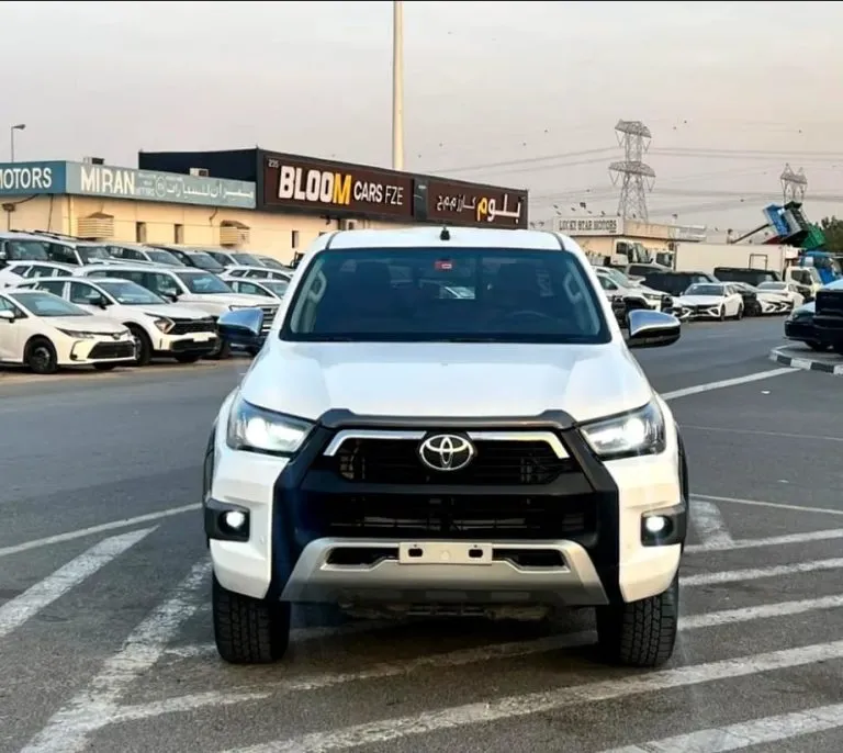 Toyota Hilux Adventure 2022 blanc - vue avant