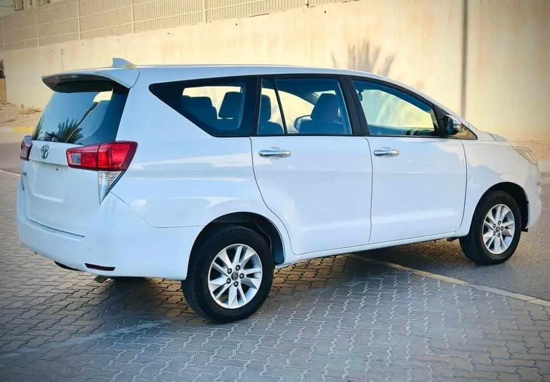 Toyota Innova GL 2009 - vue 3