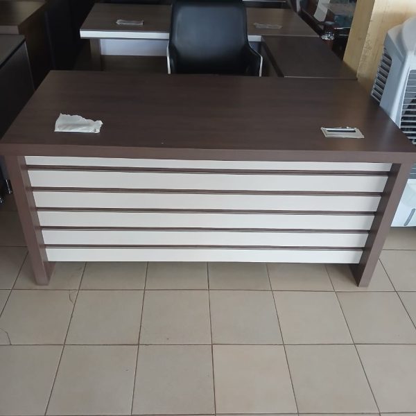 Bureau de Travail Droit – Bois Noyer & Façade à Lattes Blanches, vue 2