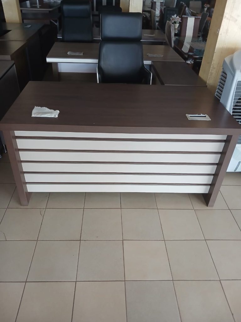 Bureau de Travail Droit – Bois Noyer & Façade à Lattes Blanches, vue 2