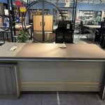 Bureau de Direction Design Arrondi – Façade Cannelée & Caisson Mobile