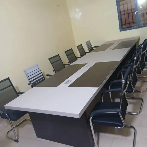 Table de Conférence Moderne – Grande Salle de Réunion (10-12 places), vue 2