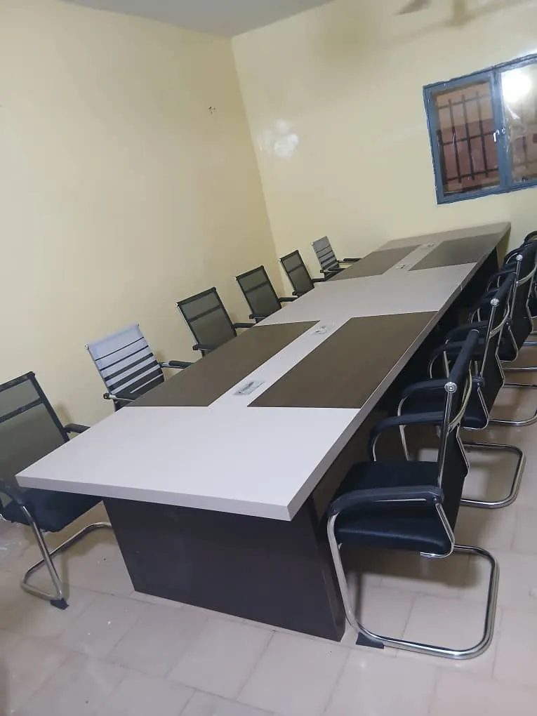 Table de Conférence Moderne – Grande Salle de Réunion (10-12 places), vue 2
