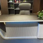 Bureau de Direction Bicolore – Liserés Dorés & Caisson Latéral Décoré