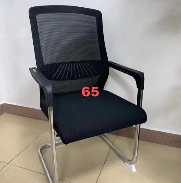 Chaise visiteur à piètement luge – Dossier en maille noire