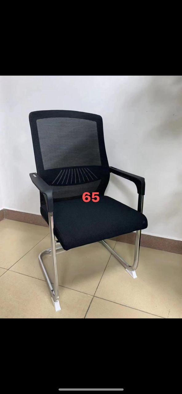 Chaise visiteur à piètement luge – Dossier en maille noire