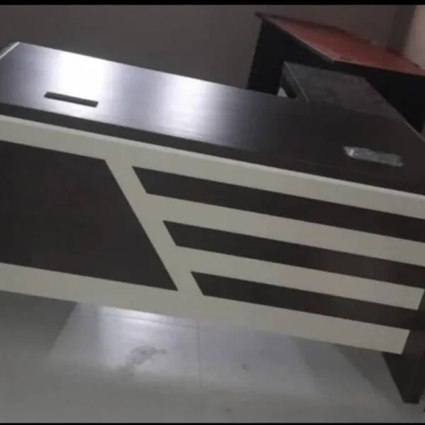 Bureau de direction wengé et blanc – Façade à bandes obliques