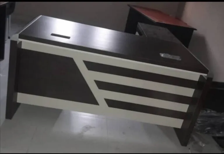 Bureau de direction wengé et blanc – Façade à bandes obliques