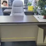 Bureau de direction 1,40 m gris et crème – Liseré doré avec caisson