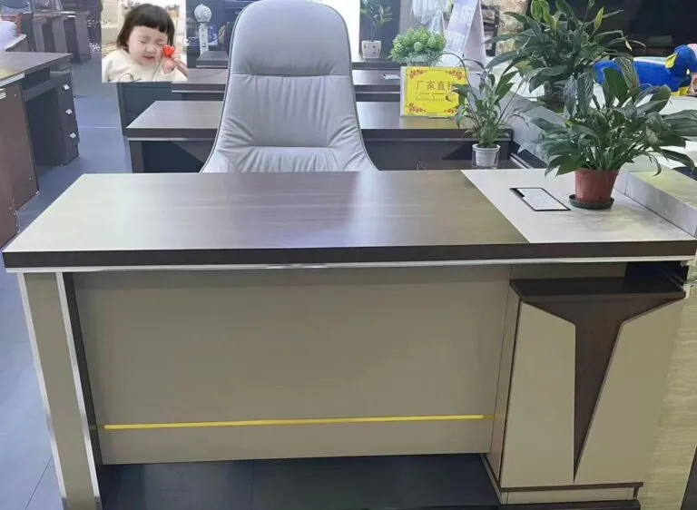 Bureau de direction 1,40 m gris et crème – Liseré doré avec caisson