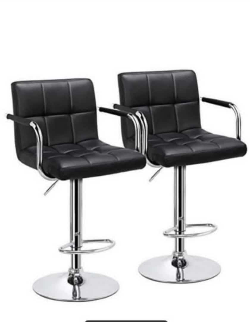 Lot de 2 tabourets de bar réglables – Similicuir noir et pied chromé Lot de 2 tabourets de bar réglables – Similicuir noir et pied chromé