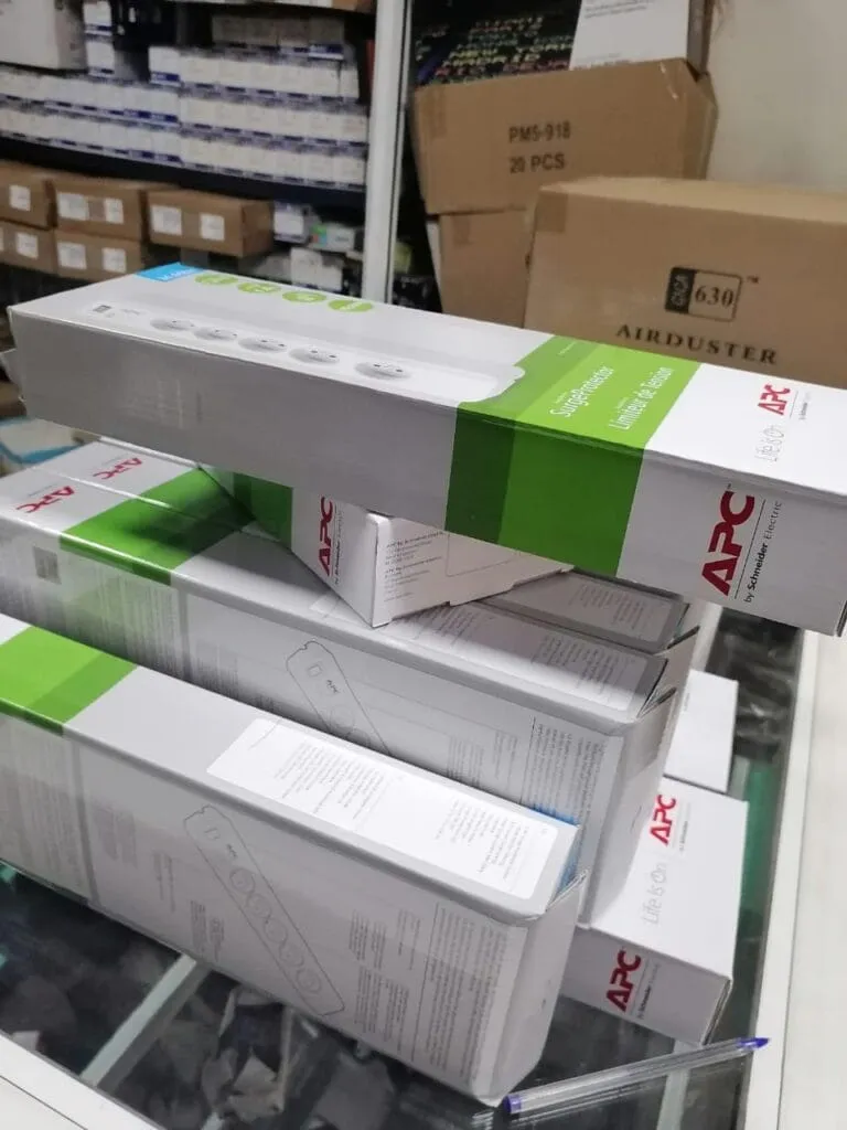 Multiprise parafoudre APC – Limiteur de tension 5 prises