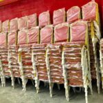 Chaises de banquet empilables – Structure dorée et assise rouge