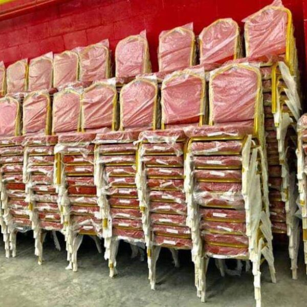 Chaises de banquet empilables – Structure dorée et assise rouge