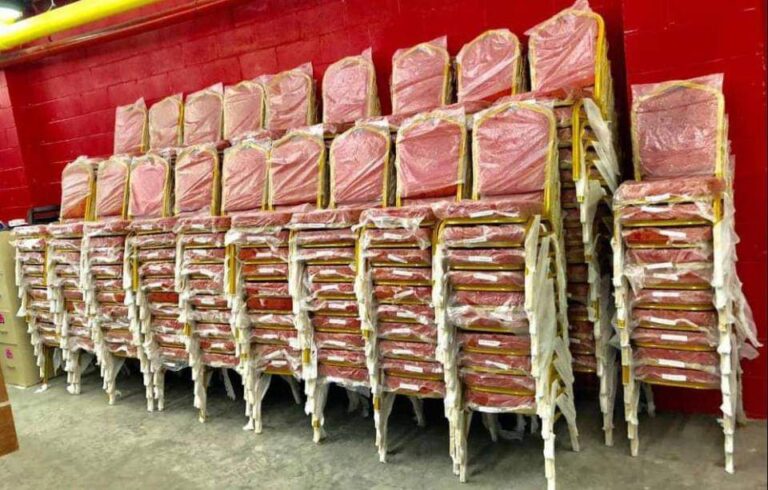Chaises de banquet empilables – Structure dorée et assise rouge
