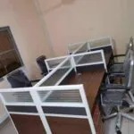 Cluster de 4 postes de travail cloisonnés – Cadre blanc et plateaux bois