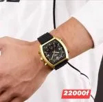 Montre NAVIFORCE dorée et noire portée au poignet